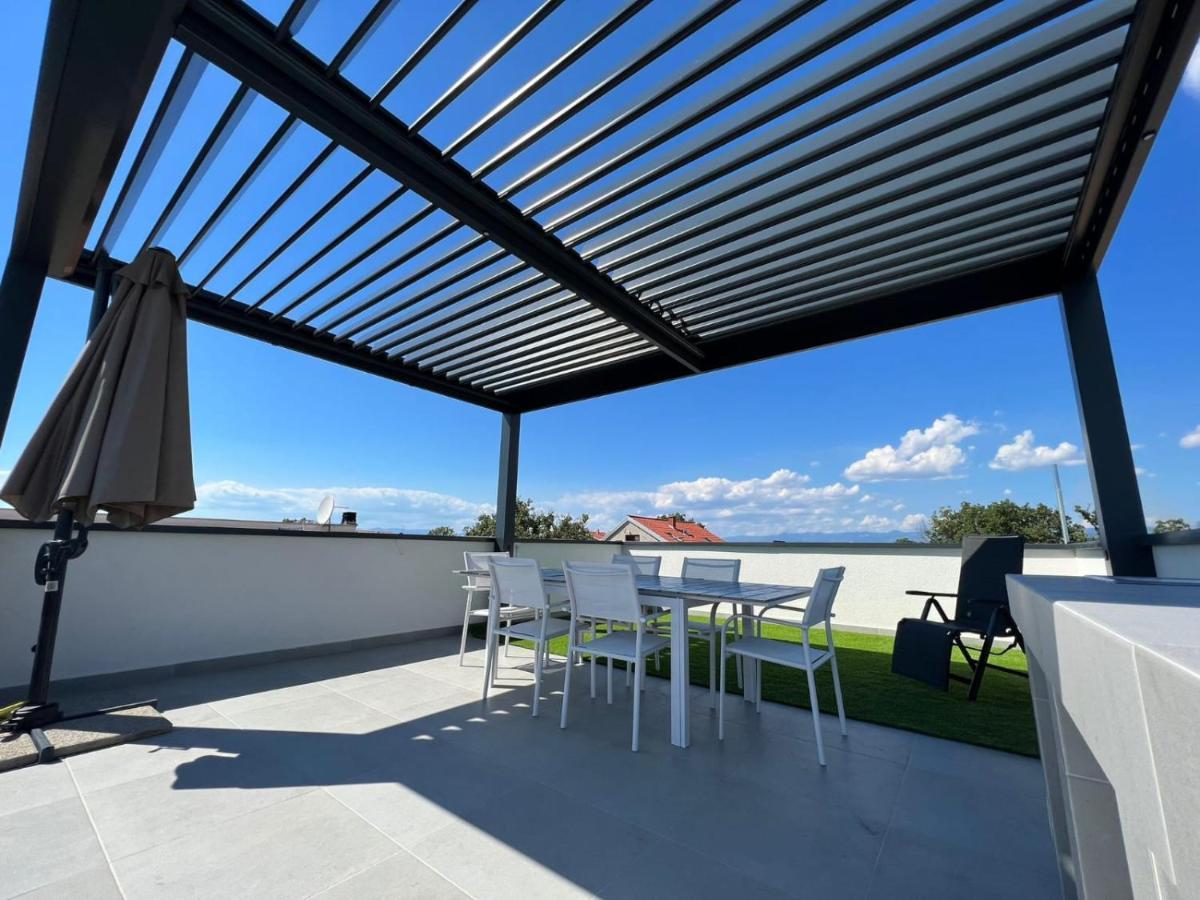 Apartments Terra Sun With Private Pool Or Jacuzzi Njivice Buitenkant foto
