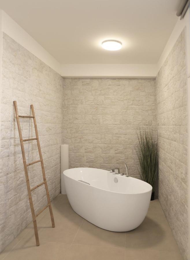 Apartments Terra Sun With Private Pool Or Jacuzzi Njivice Buitenkant foto
