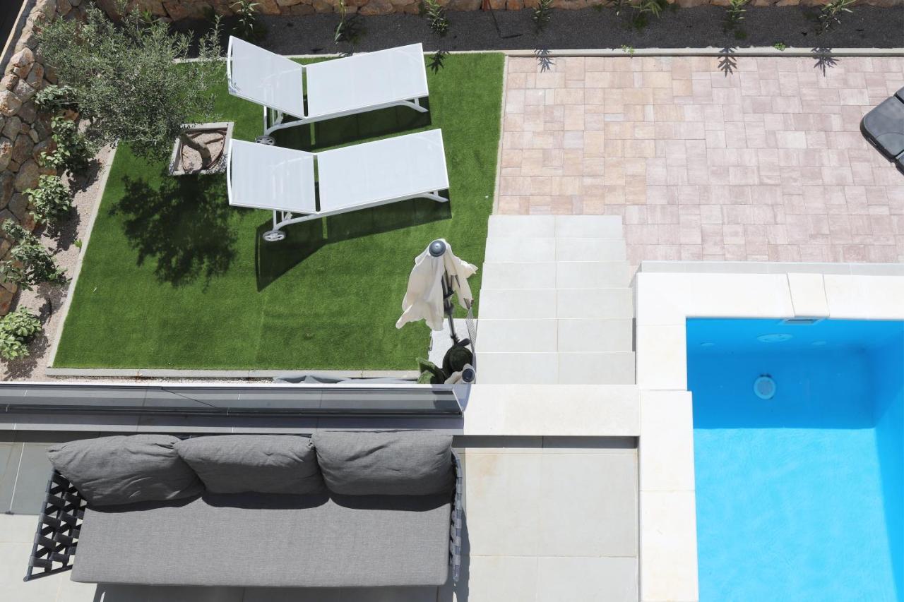 Apartments Terra Sun With Private Pool Or Jacuzzi Njivice Buitenkant foto