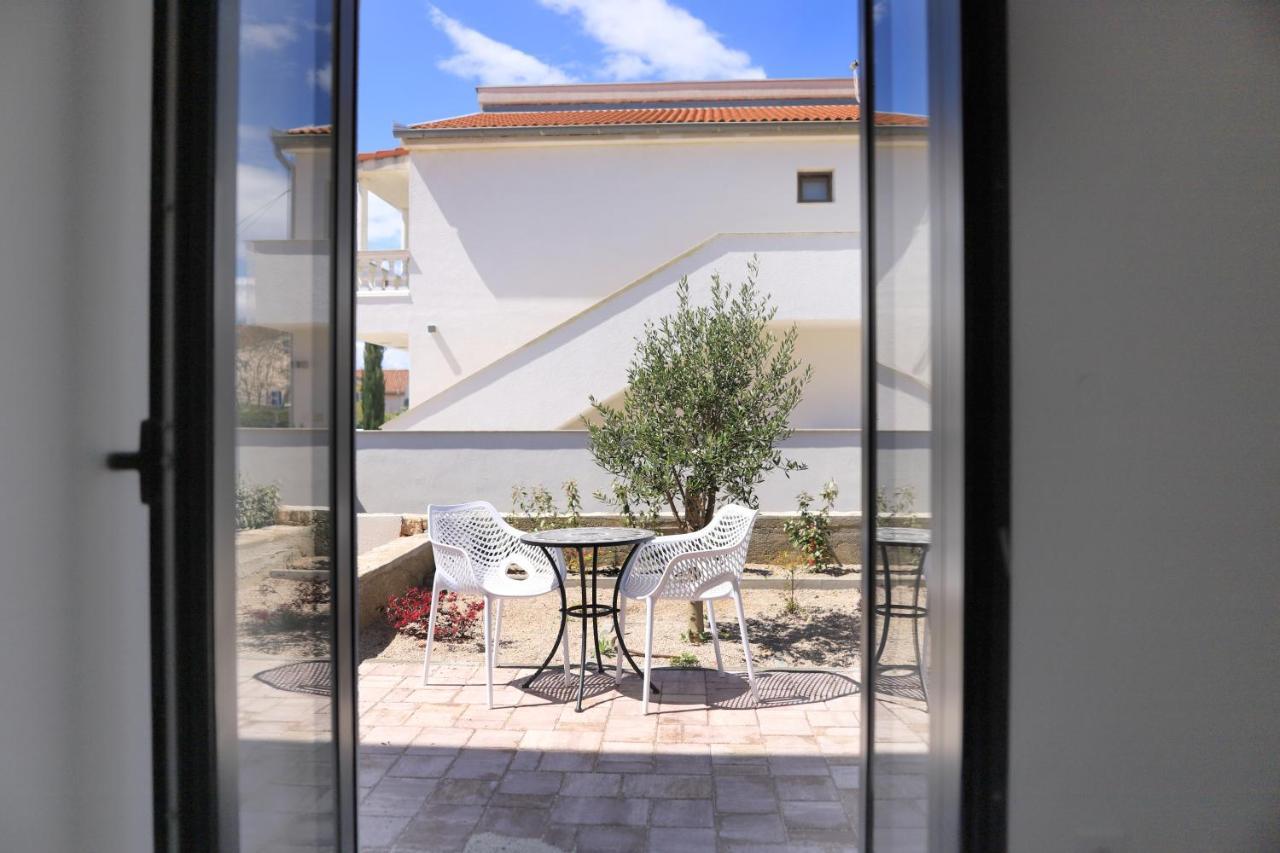 Apartments Terra Sun With Private Pool Or Jacuzzi Njivice Buitenkant foto