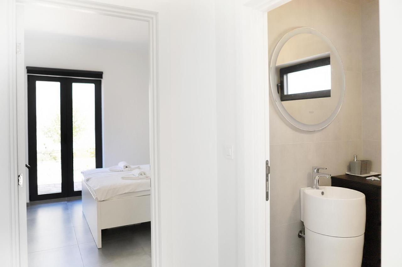 Apartments Terra Sun With Private Pool Or Jacuzzi Njivice Buitenkant foto
