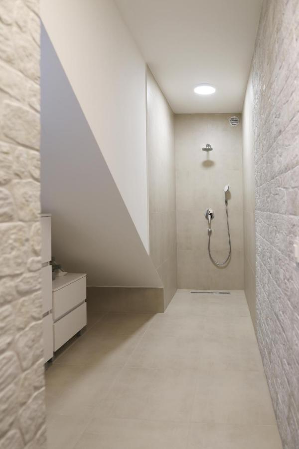 Apartments Terra Sun With Private Pool Or Jacuzzi Njivice Buitenkant foto